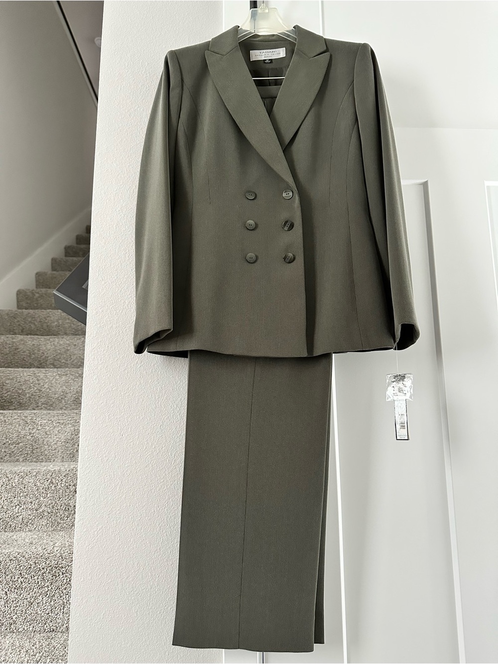 Tahari Arthur S. Levine 4P Double-Breasted Olive Women's 2-piece pant suit - Picture 2 of 11